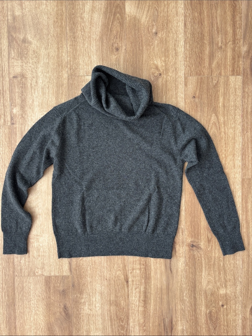 100% cashmere Charcoal Gray Turtleneck Sweater Cozy Knit by Uniqlo size small